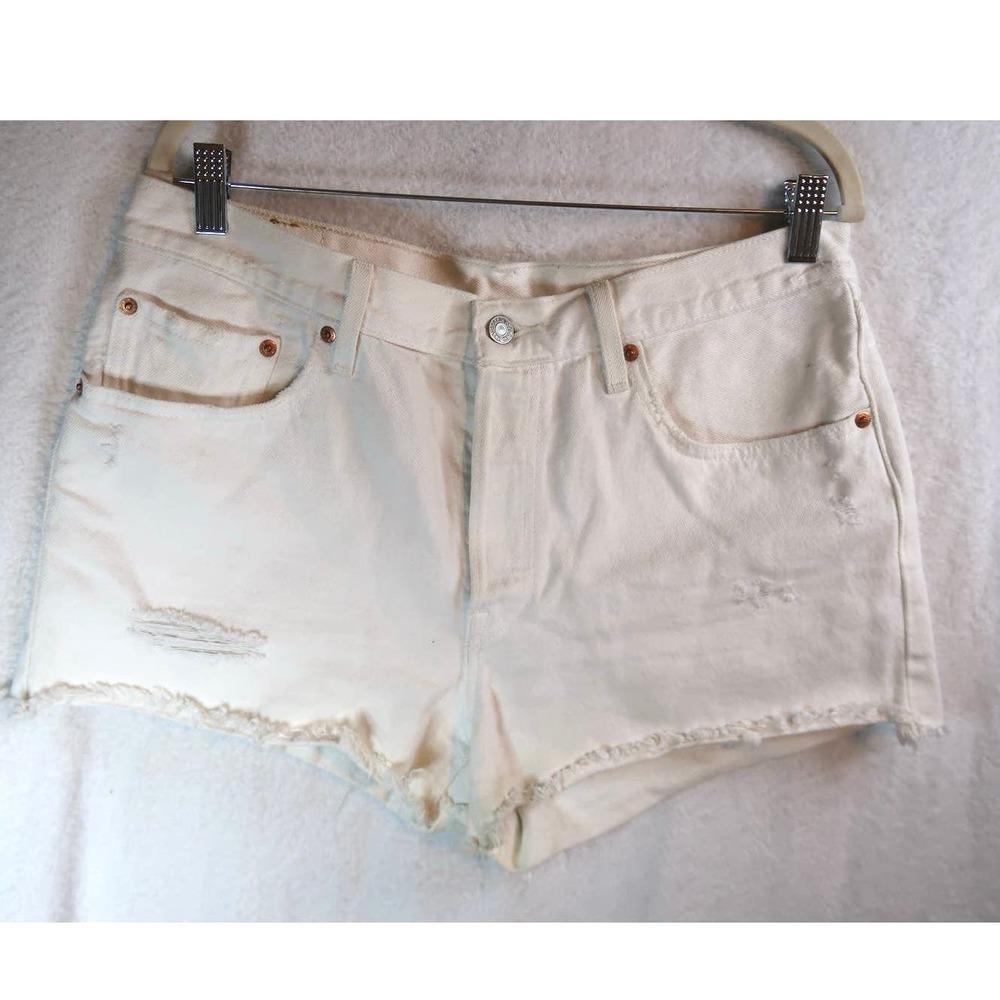 Levi’s distressed 501 white denim shorts‎ size 31 ￼